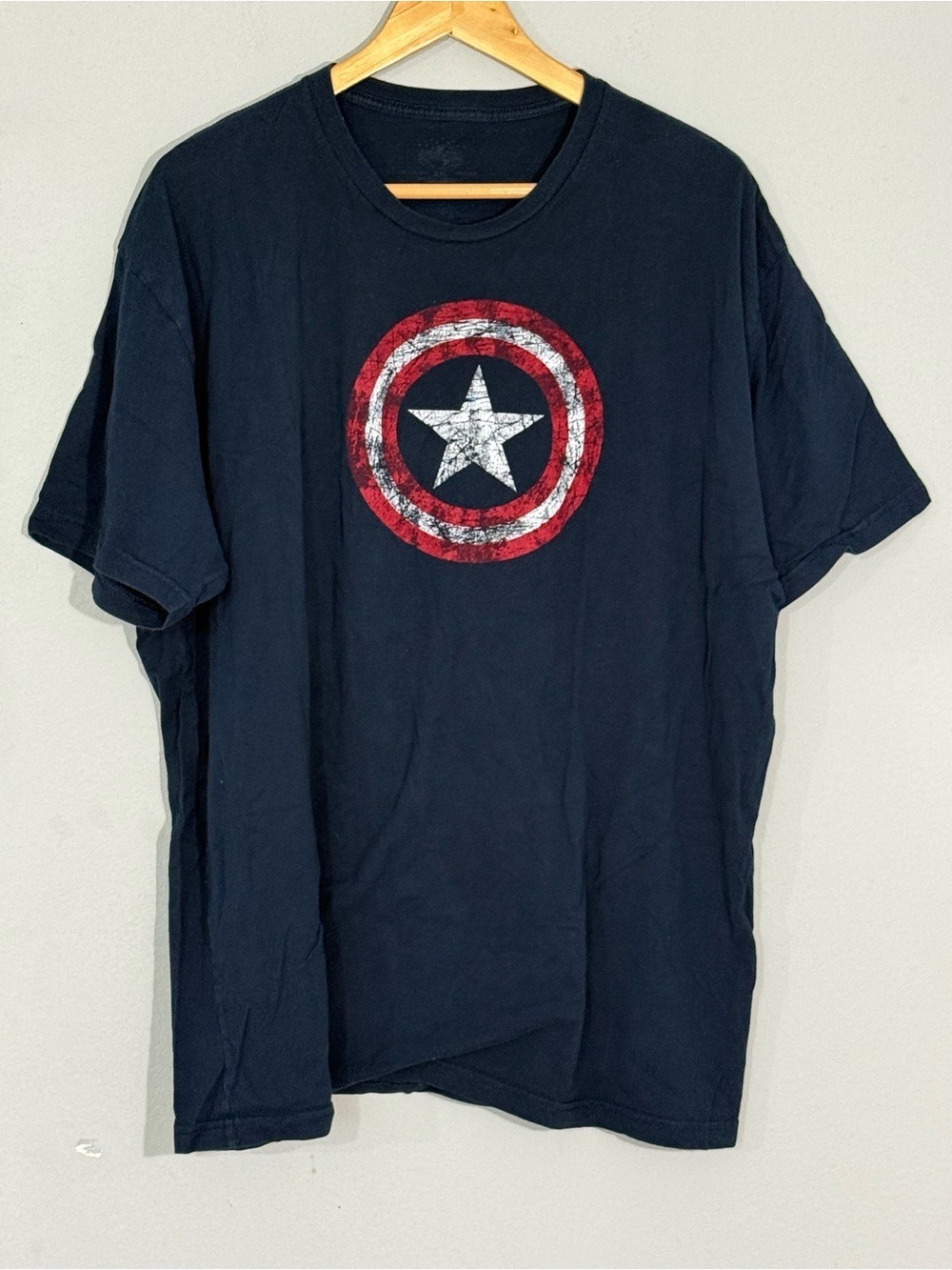 Marvel Captain America Universal Islands of Adventure Distressed Shield T-Shirt